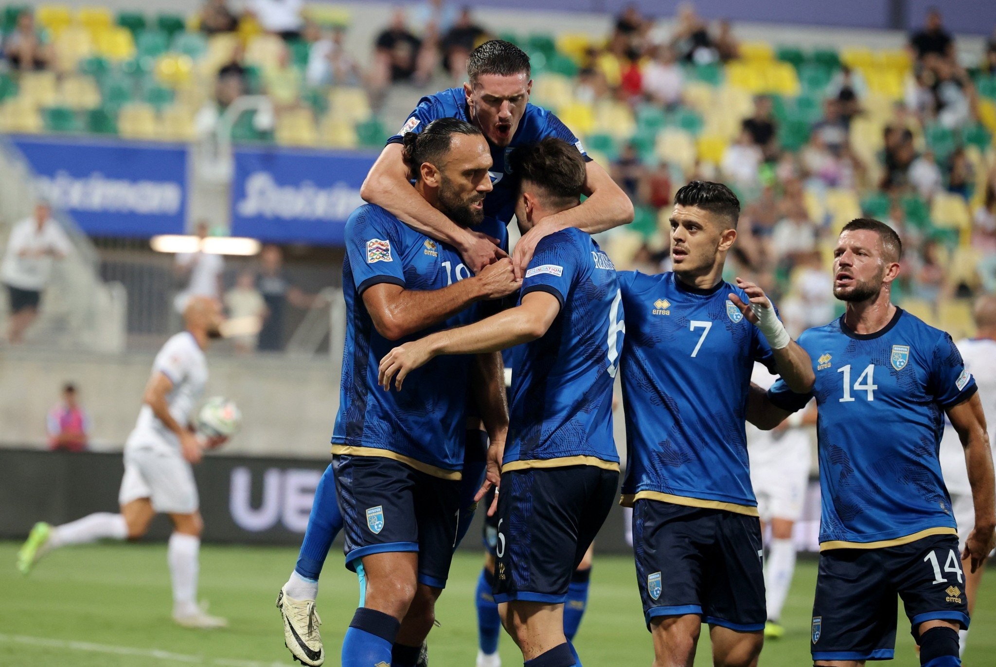 Χαμός, απειλές και αποβολές παικτών στην Εθνική Κοσόβου: «Θα σας σπάσω τα πόδια»
