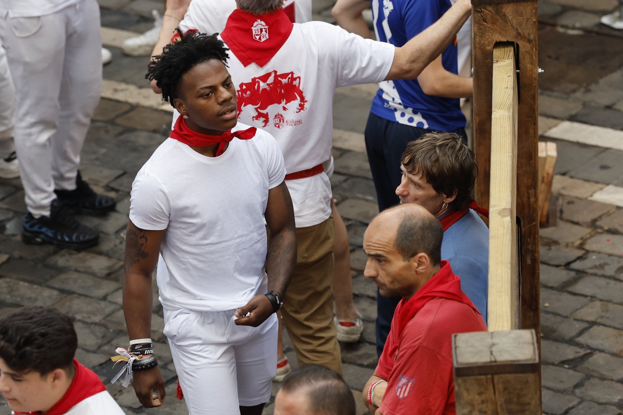 Ο iShowSpeed συνεχίζει τις τρέλες του στην Ασία με μπάσκετ και... κατσαρίδες [vid]