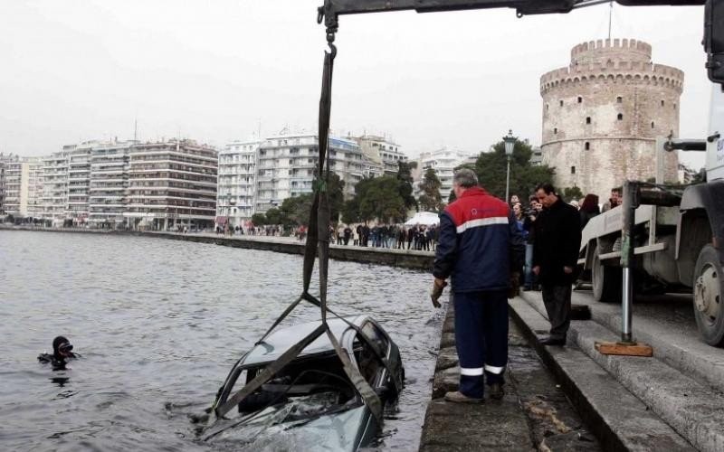 Θεσσαλονίκη: Αυτοκίνητο ΙΧ έπεσε στο Θερμαϊκό – Τρόμος για 2 επιβάτες, πώς έγινε