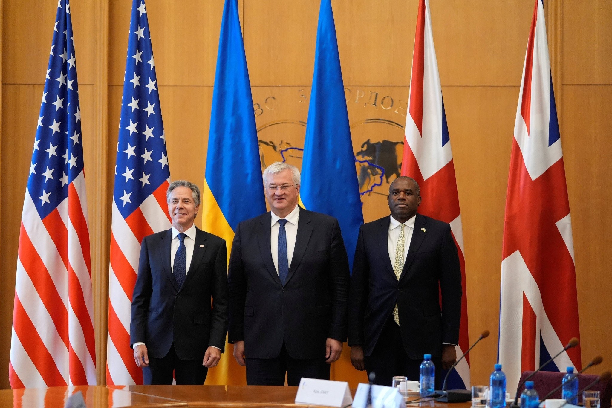 Ο Μπλίνκεν στο Κίεβο: Πράσινο φως για χρήση όπλων μακρού πλήγματος μέσα στη Ρωσία