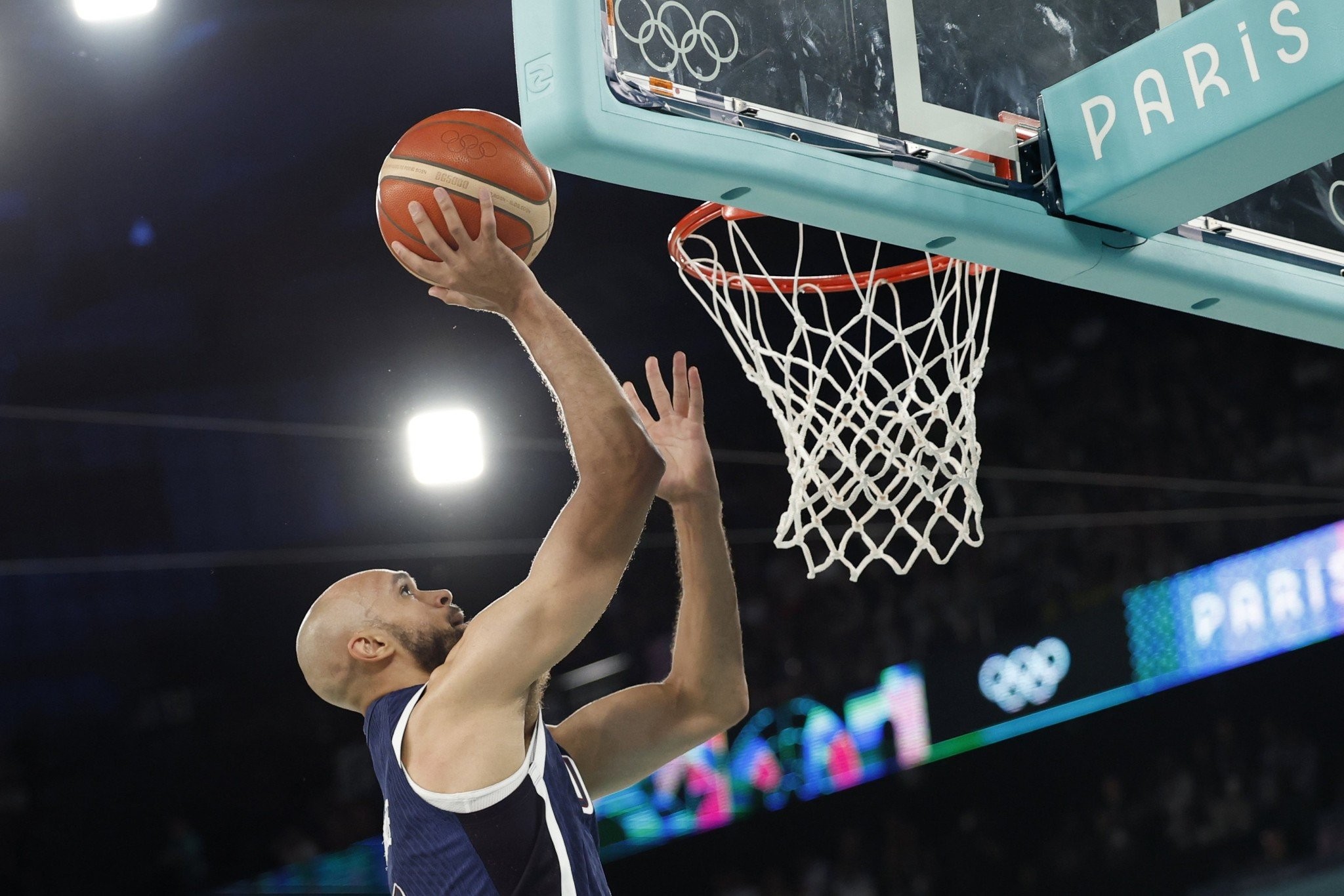 Πρωταθλητής του ΝΒΑ και χρυσός ολυμπιονίκης δέχτηκε γροθιά σε αγώνα φούτμπολ [vid]