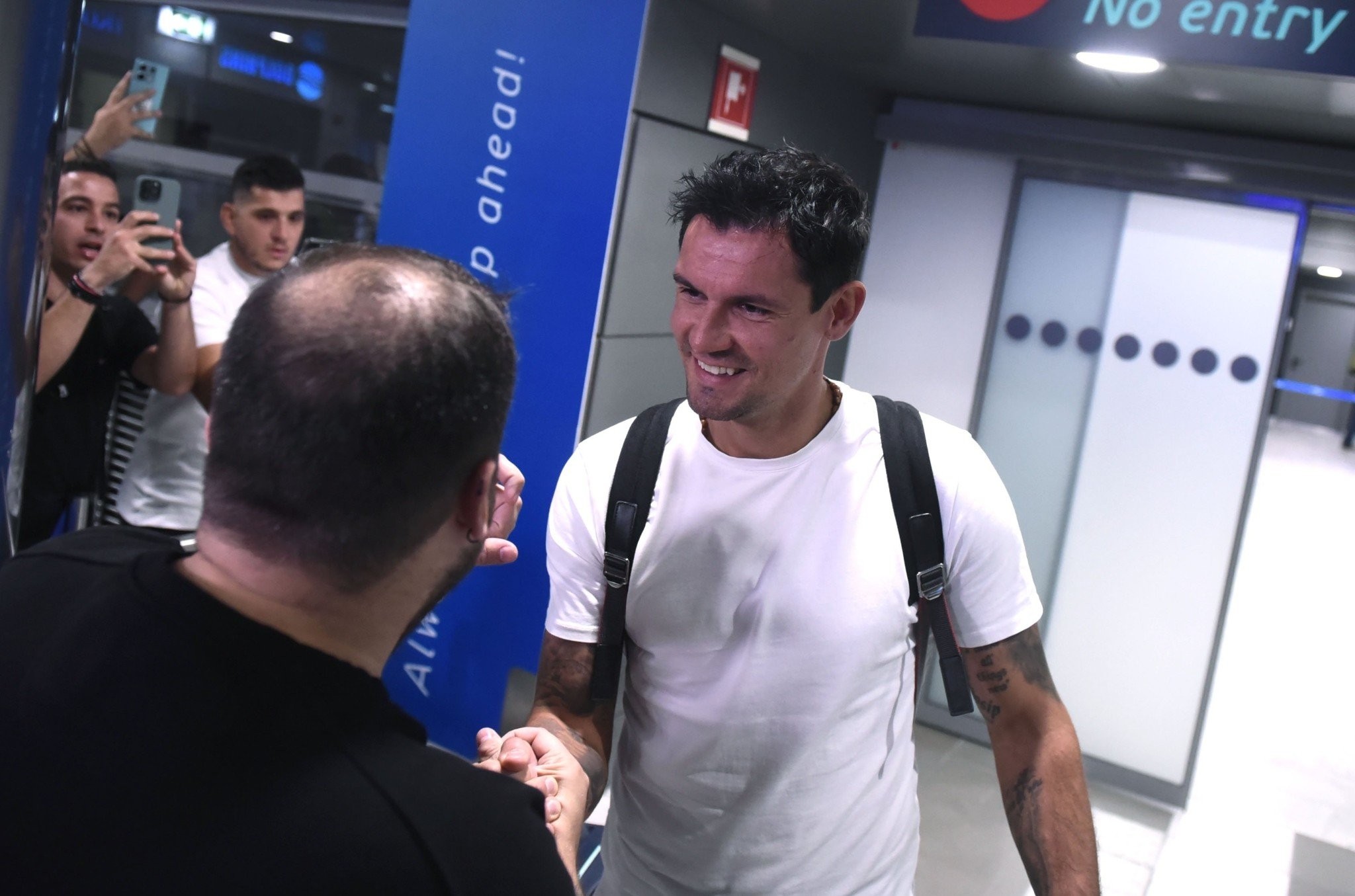 Η ιεροτελεστία... καρπαζιάς του ΠΑΟΚ στον Ντέγιαν Λόβρεν για το καλωσόρισμα [vid]