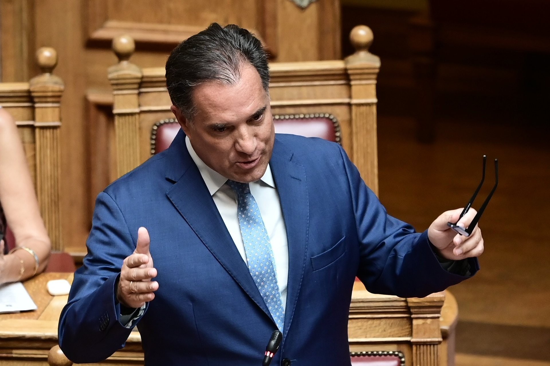 Η ΟΕΝΓΕ «τρολάρει» τον Άδωνι για τους μισθούς των γιατρών: «Πέφτεις σε λάθη, τι έχεις πάθει;»