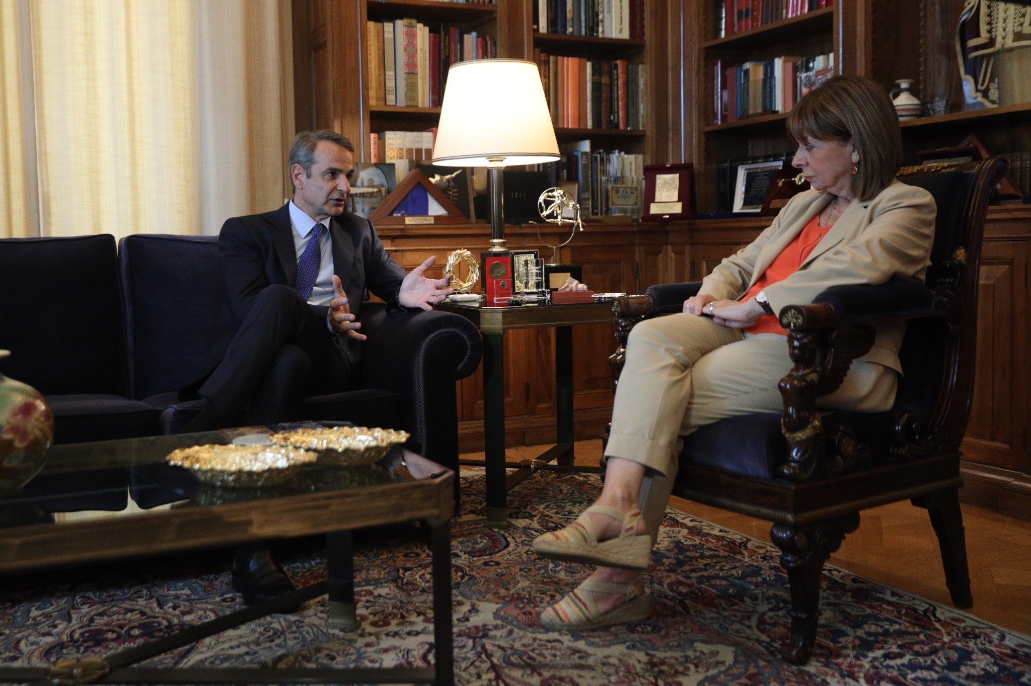 Μητσοτάκης σε Σακελλαροπούλου: Σε lockers τα κινητά των μαθητών στα σχολεία