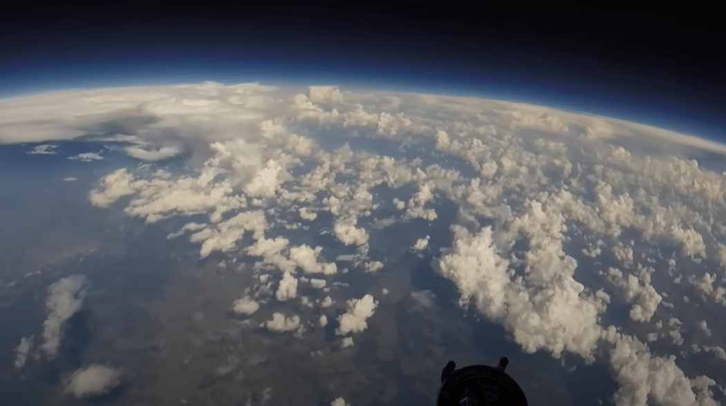 Έστειλε κάμερα στο διάστημα δεμένη σε... μπαλόνι - Πλάνα που κόβουν την ανάσα!