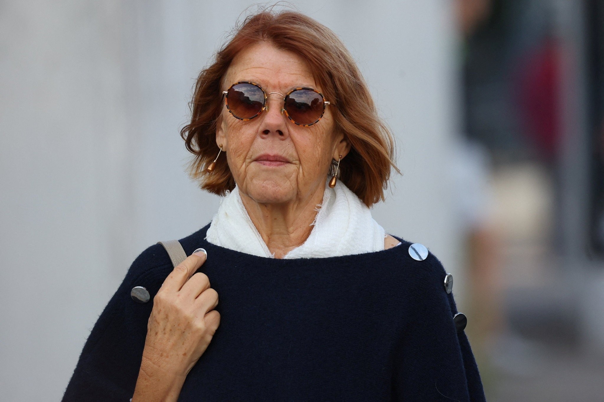Η στιγμή που συλλαμβάνεται ο Pelicot να φωτογραφίζει κάτω από φούστα - Βίντεο ντοκουμέντο
