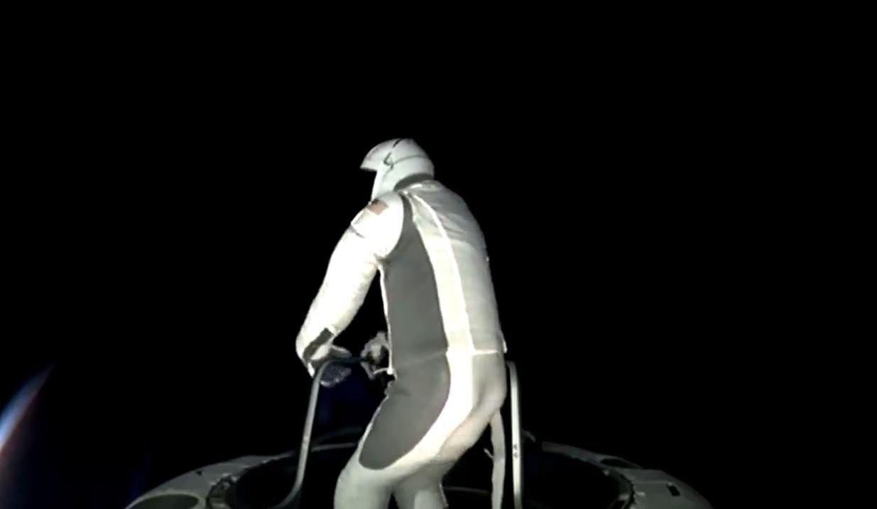 Ο δισεκατομμυριούχος που «περπάτησε» στο διάστημα: Η Γη από εδώ μοιάζει με έναν τέλειο κόσμο