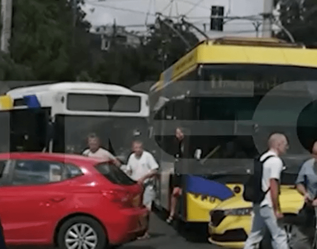 Εικόνες ντροπής στο Μετς: Λεωφορείο συγκρούστηκε με τρόλεϊ και οι οδηγοί πιάστηκαν στα χέρια