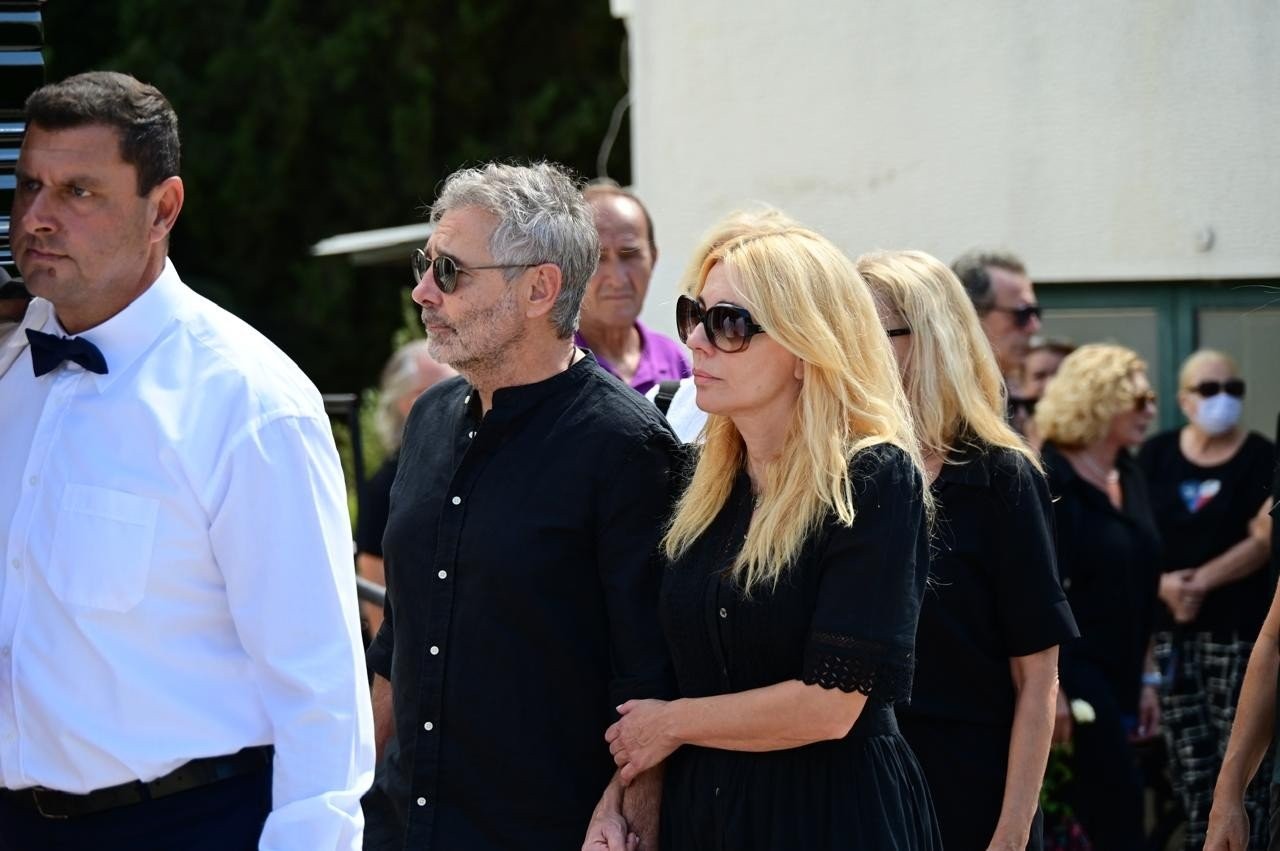 Ντίνος Καρύδης: Το τρυφερό μήνυμα στο στεφάνι της Σμαράγδας - Το τελευταίο «αντίο» των φίλων του