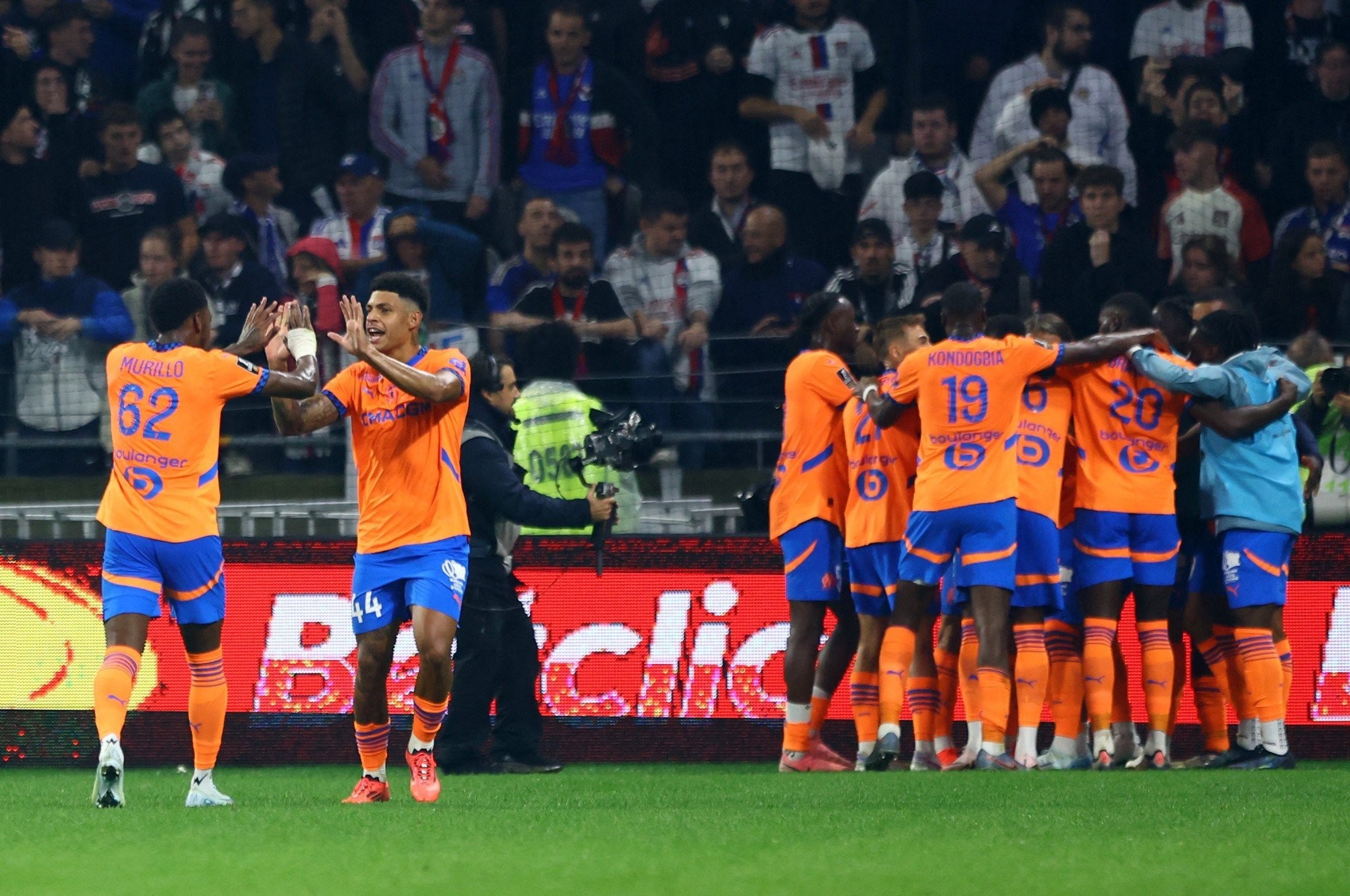 Παροξυσμός σε fan club της Μαρσέιγ στο Τόκιο με το γκολ της τεράστιας νίκης μέσα στη Λιόν [vids]