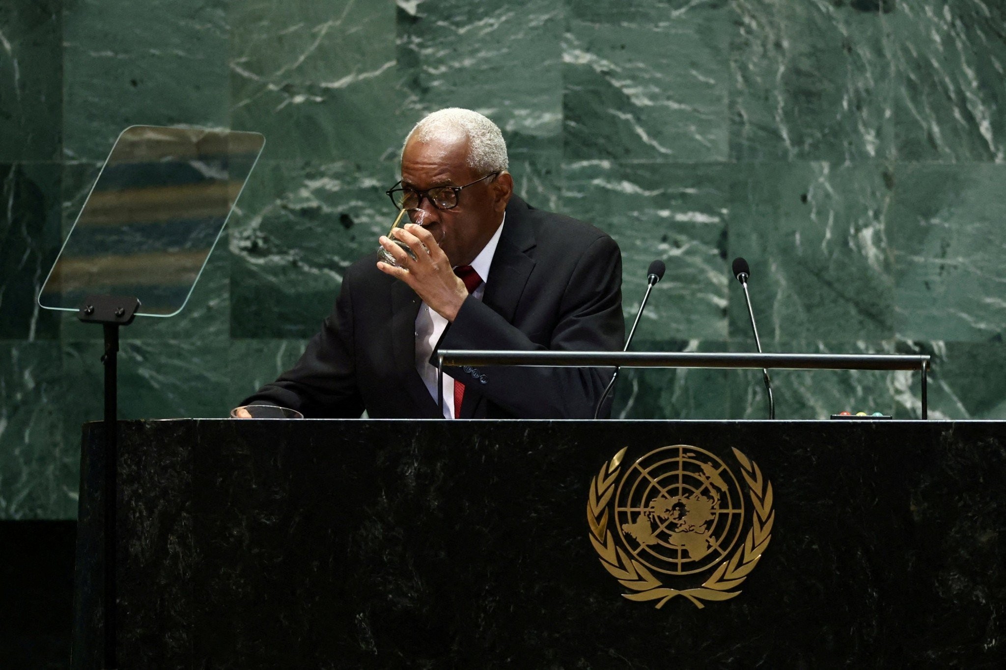 Επικό απρόοπτο του προέδρου της Αϊτής στον ΟΗΕ: Ήπιε νερό από την κανάτα
