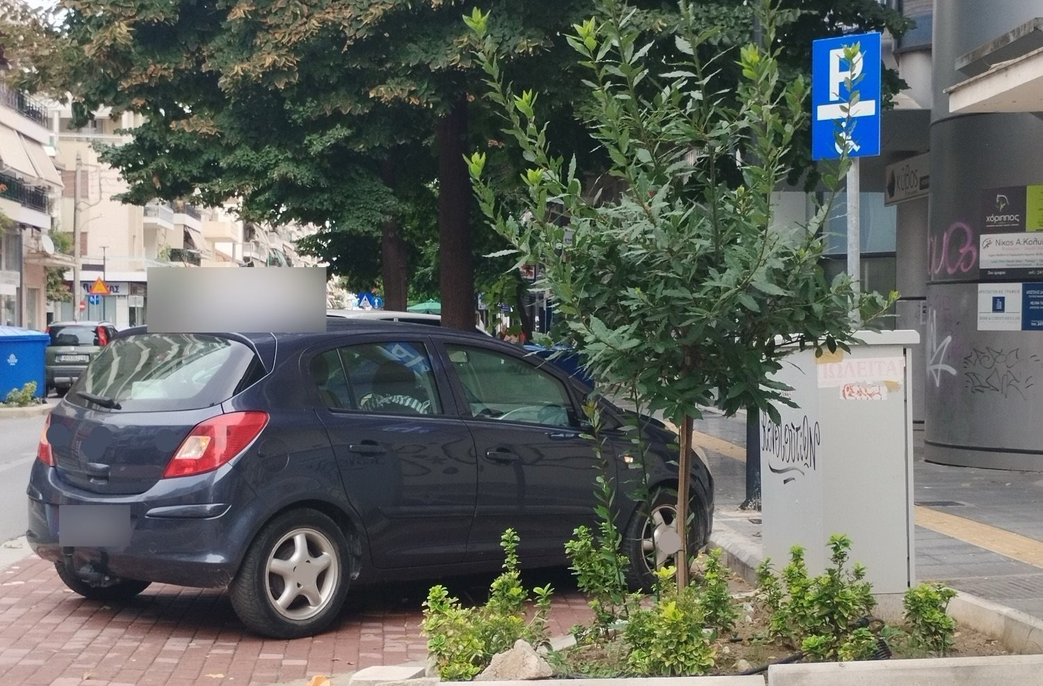 Αδιανόητο: Αυτοκίνητο σχολής οδηγών στη Λάρισα παρκαρισμένο σε θέση για ΑμεΑ