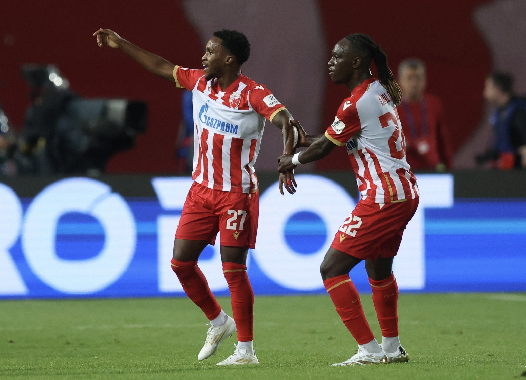 Ο Ερυθρός νίκησε 4-0 την Παρτιζάν, χτύπησαν τον προπονητή των «ασπρόμαυρων» στα αποδυτήρια [vid]