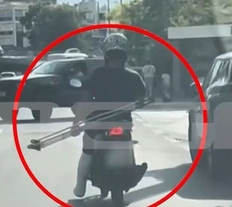 Ελλάς το μεγαλείο σου: Οδηγούσε με το πόδι στον γύψο και τις πατερίτσες... στο χέρι!