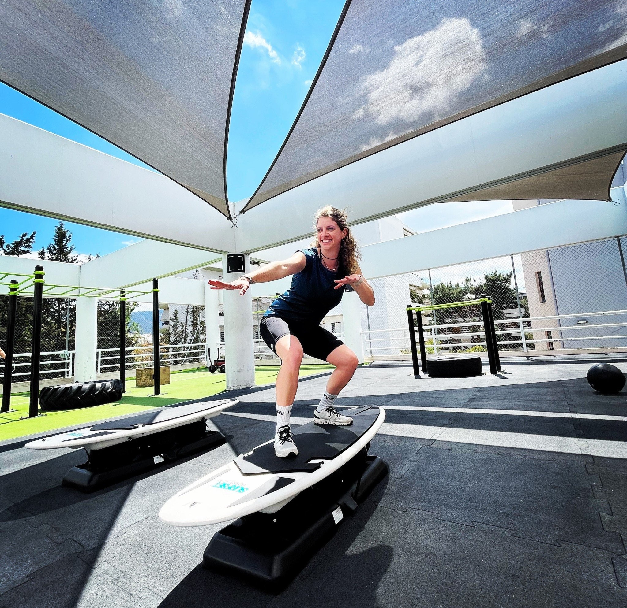 «Float Training» ή αλλιώς σερφ στη στεριά: Το νέο χιτ στη γυμναστική που έχει κερδίσει και του πιο δύσπιστους
