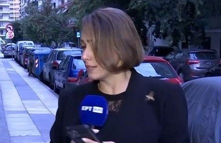 Ρεπόρτερ της ΕΡΤ δέχθηκε on air «επίθεση» από τεράστιο έντομο - Η στιγμή του απρόοπτου