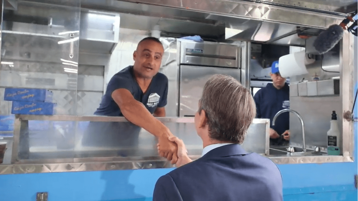 Νέα Υόρκη: Η εγκάρδια κουβέντα Μητσοτάκη με ομογενή σουβλατζή από τη Ναυπακτία