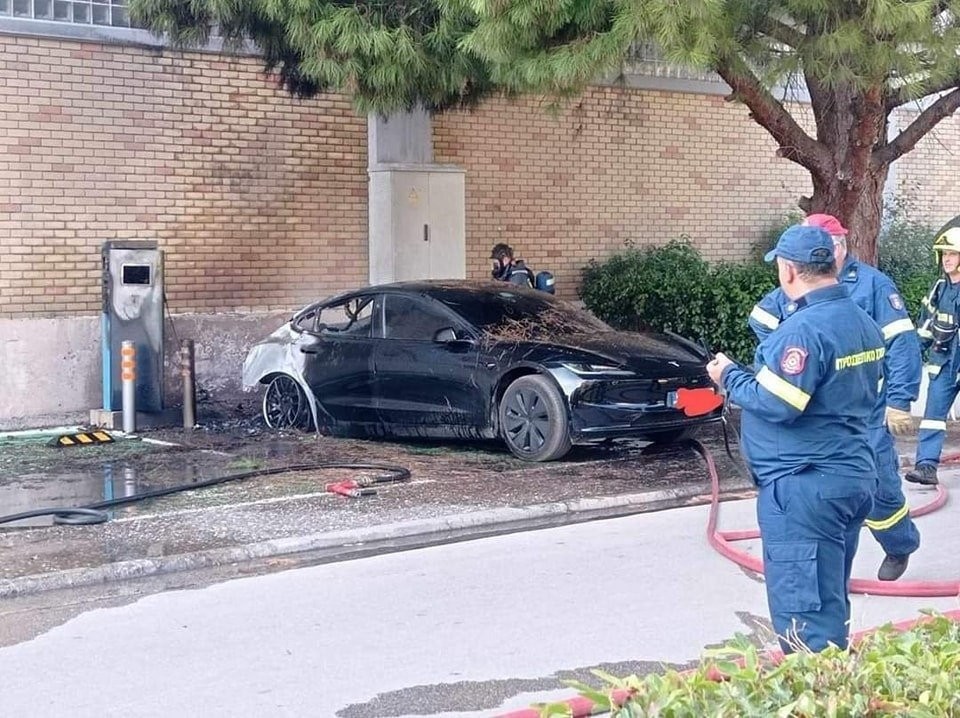 Ηλεκτρικό αυτοκίνητο τυλίχτηκε στις φλόγες ενώ φόρτιζε στην Αγ.Παρασκευή