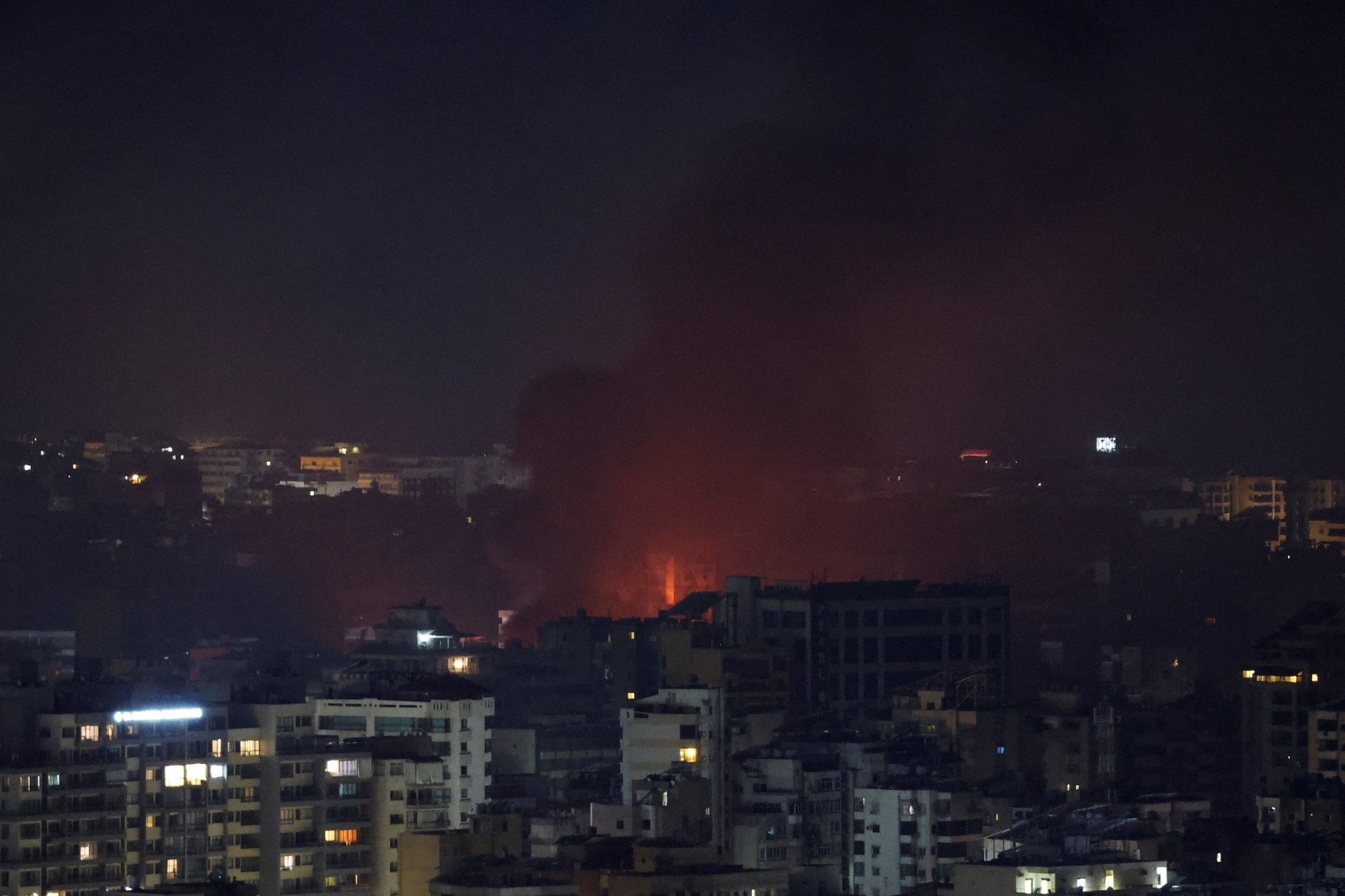 Το Ισραήλ σφυροκοπά τη Βηρυτό - Μετατράπηκαν σε ερείπια τα νότια προάστια της πόλης
