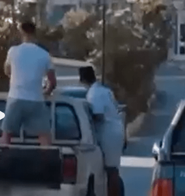 Εξοργιστικό: Γνωστός Youtuber «έσπαγε» πλάκα πάνω σε αγροτικό που οδηγούσε... 14χρονος! - Δείτε βίντεο