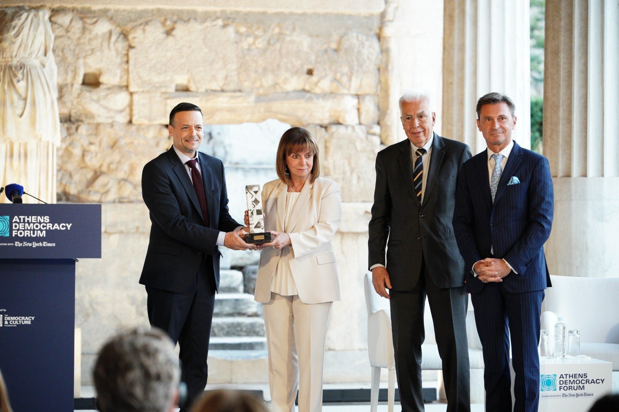 Η Κατερίνα Σακελλαροπούλου παρέλαβε το «Βραβείο Δημοκρατίας της Πόλης των Αθηνών» από τον Χάρη Δούκα