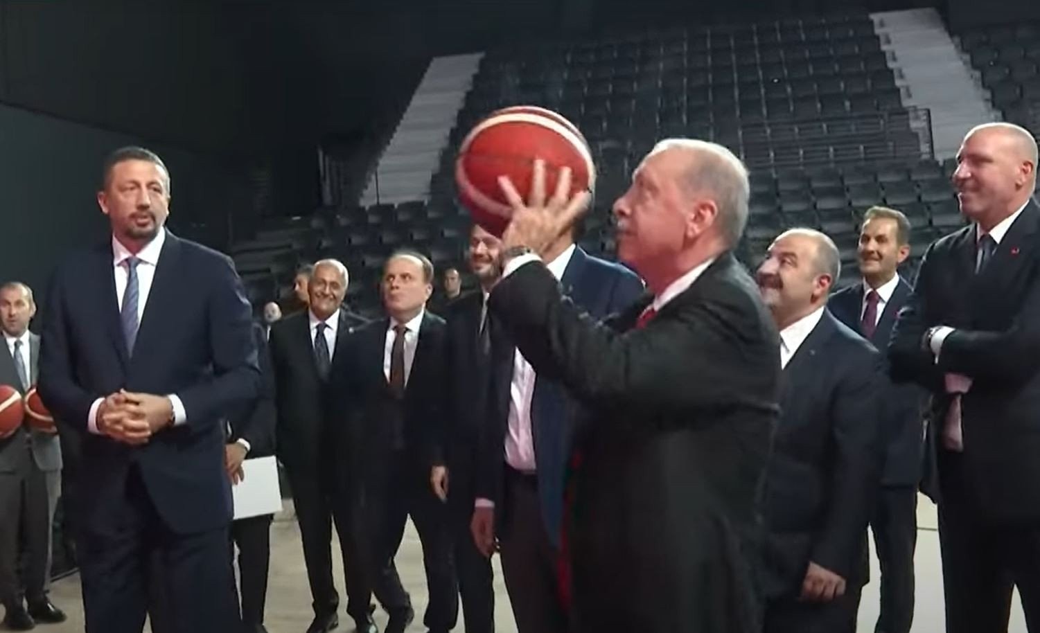 Ερντογάν από NBA - O Τούρκος πρόεδρος σουτάρει με κοστούμι και γίνεται viral