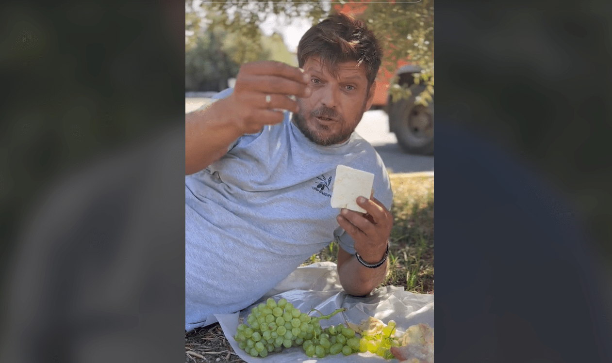 Ο viral αγρότης δίνει συμβουλές για το πώς τρώγεται το σταφύλι - «Ρώγα ρώγα μόνο οι ερωτευμένοι»