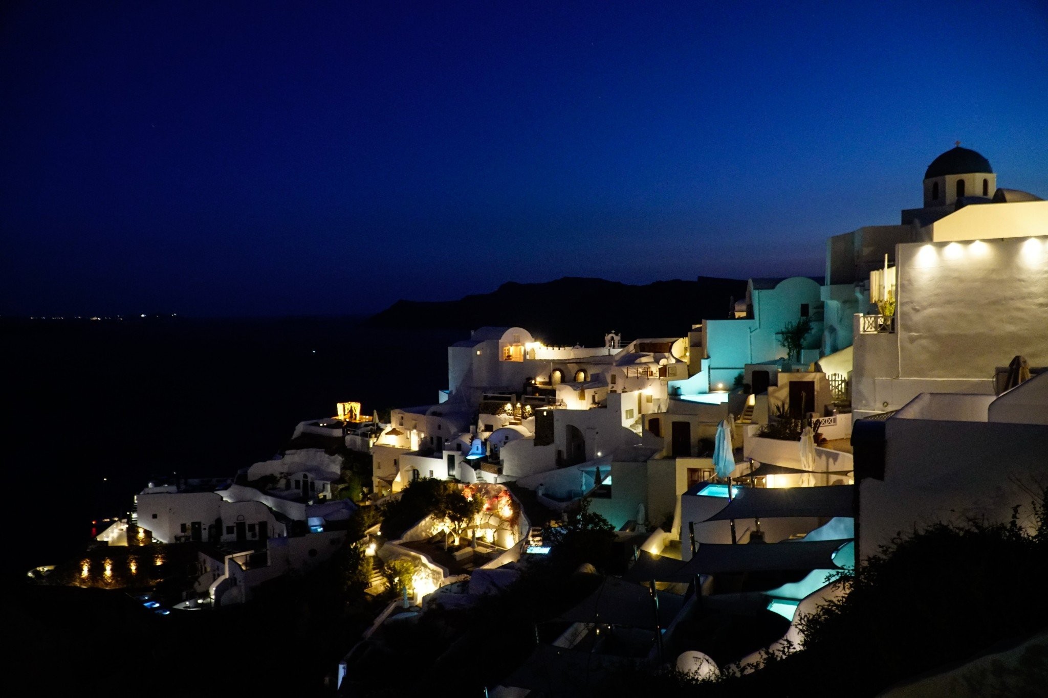 11 Οκτωβρίου και τα σοκάκια απροσπέλαστα: Όλα θυμίζουν καλοκαίρι στη Σαντορίνη