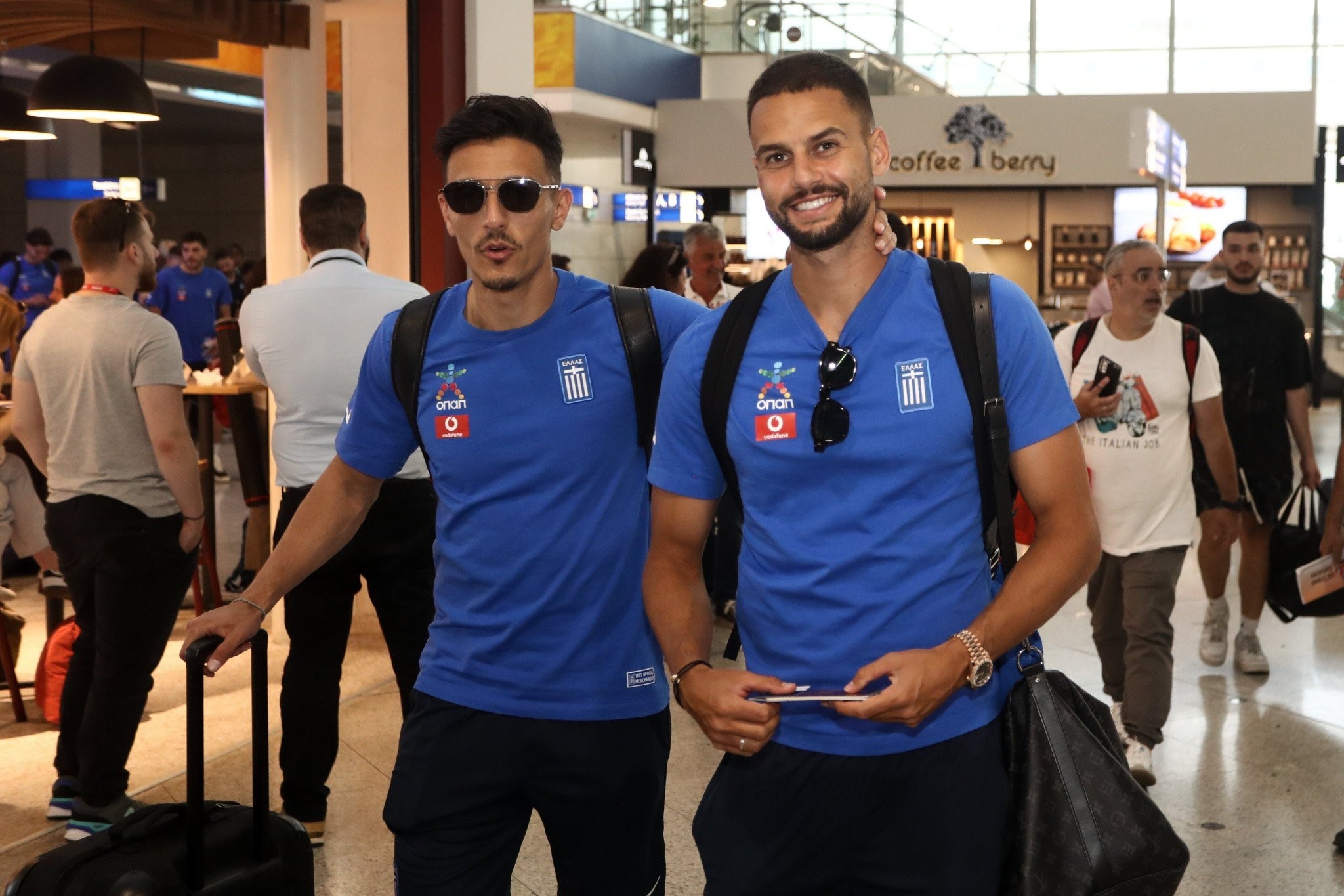 Ο Γιαννούλης «ντύθηκε» ρεπόρτερ και υποδέχθηκε τους παίκτες της Εθνικής Ελλάδας