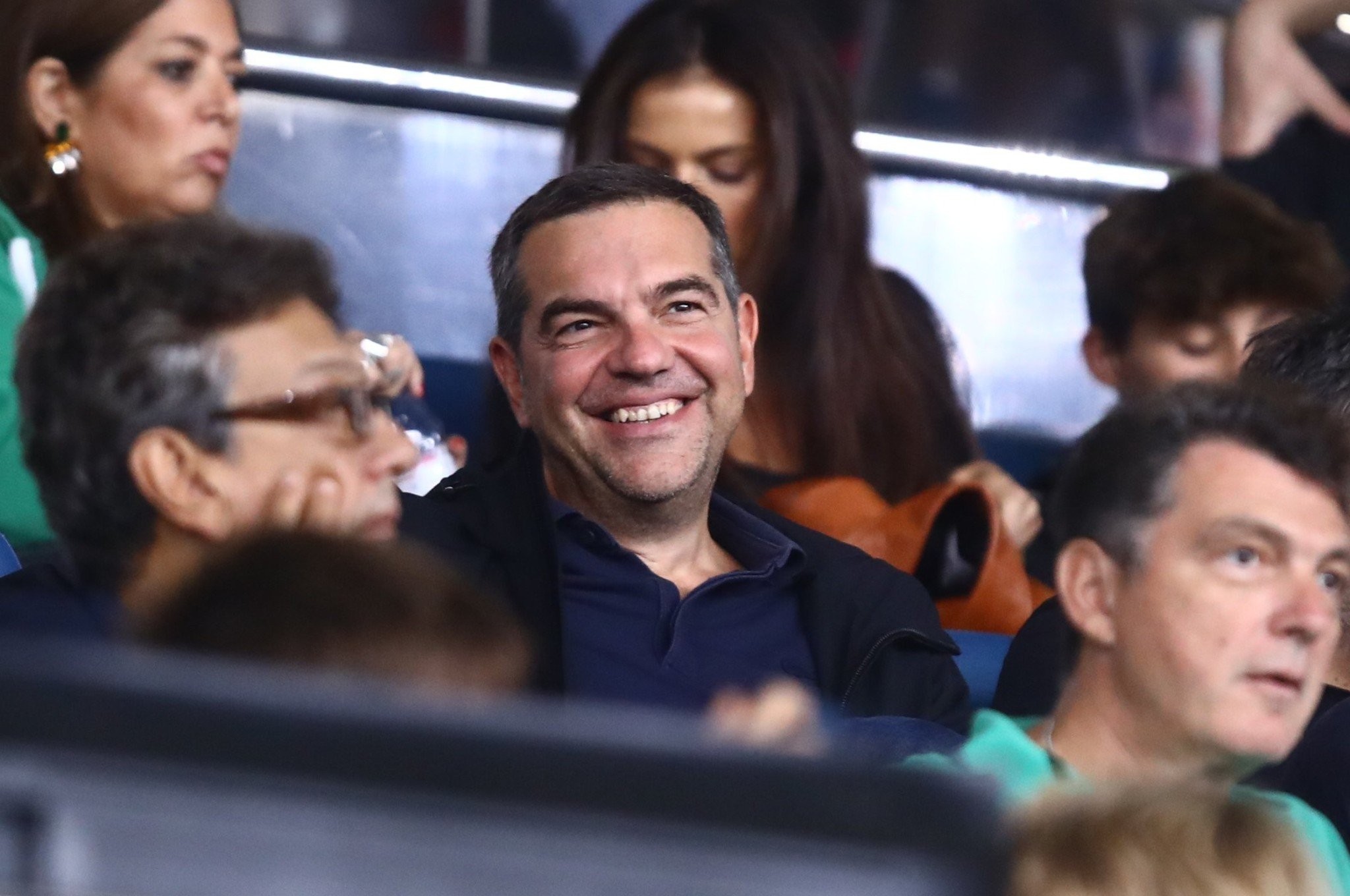 Στο ΟΑΚΑ με τους γιους του ο Αλέξης Τσίπρας για το Παναθηναϊκός – Ολυμπιακός [vid]