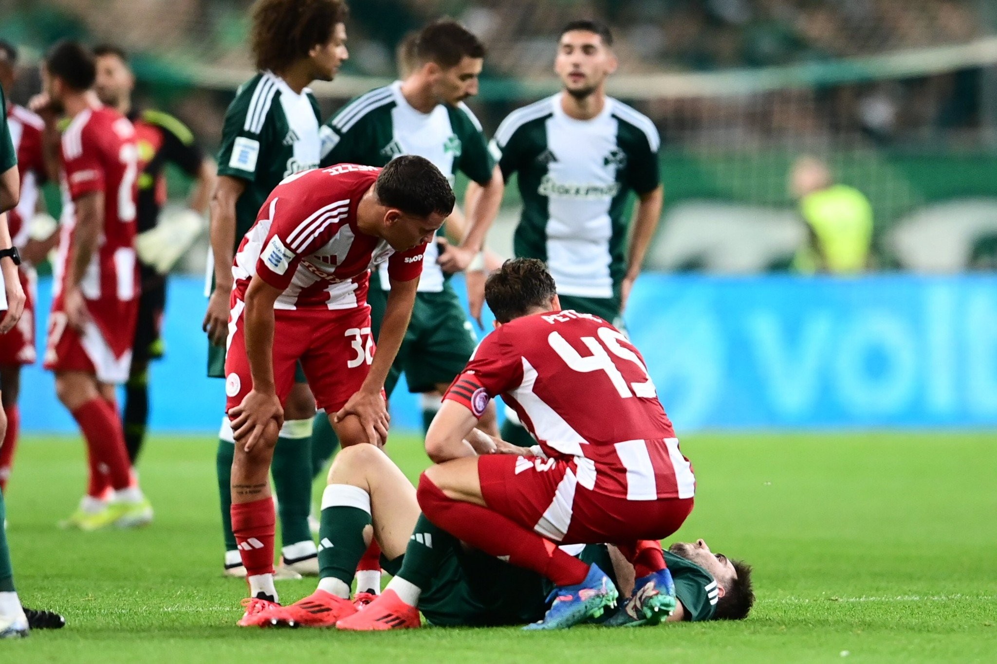 Ρέτσος και Μουζακίτης έσπευσαν να παρηγορήσουν τον τραυματία Ιωαννίδη στην αποχώρησή του [vid]