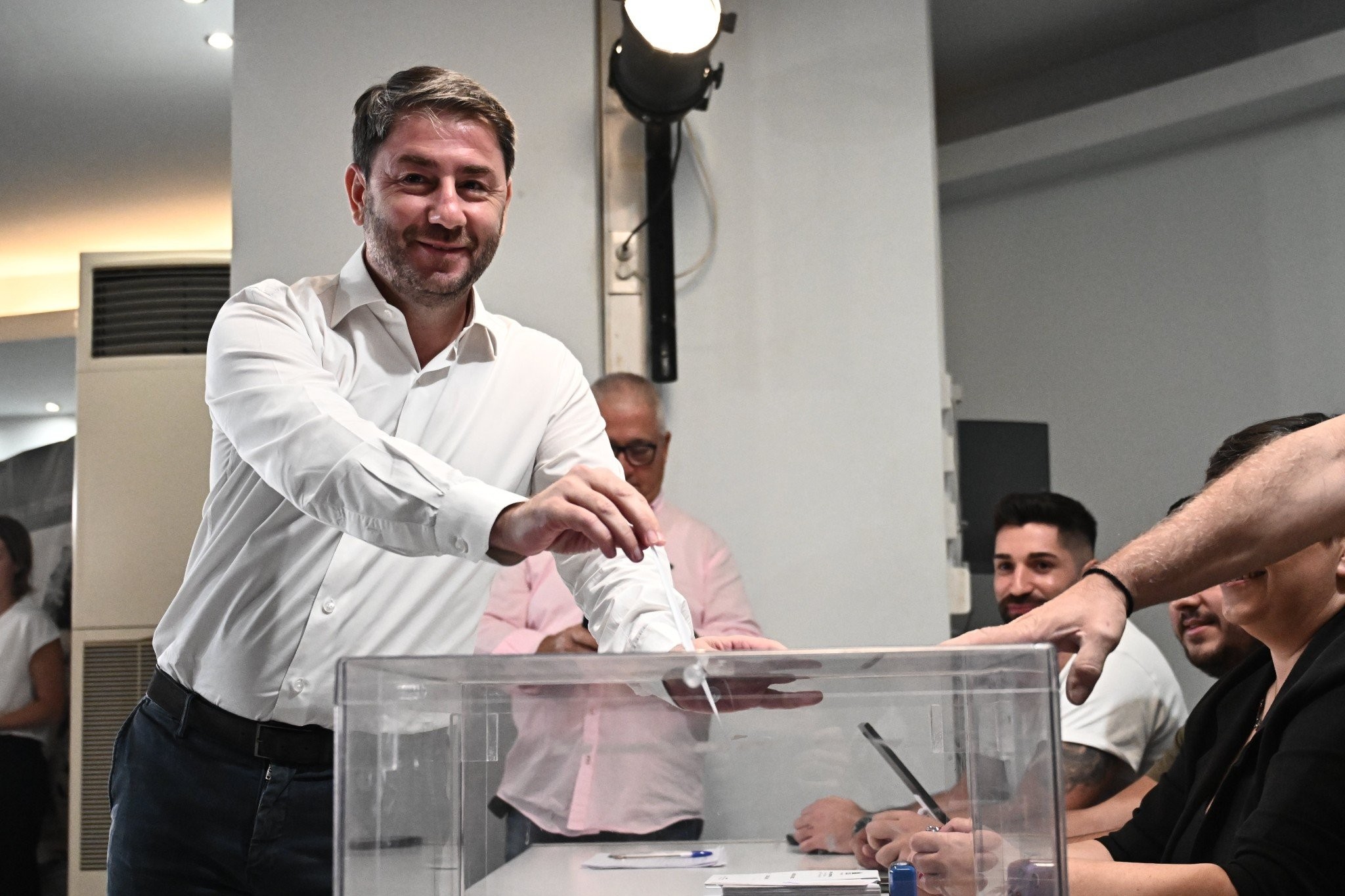 Εκλογές ΠΑΣΟΚ: Ψήφισε στο Ίλιον ο Νίκος Ανδρουλάκης - «Τα καλύτερα είναι μπροστά μας»