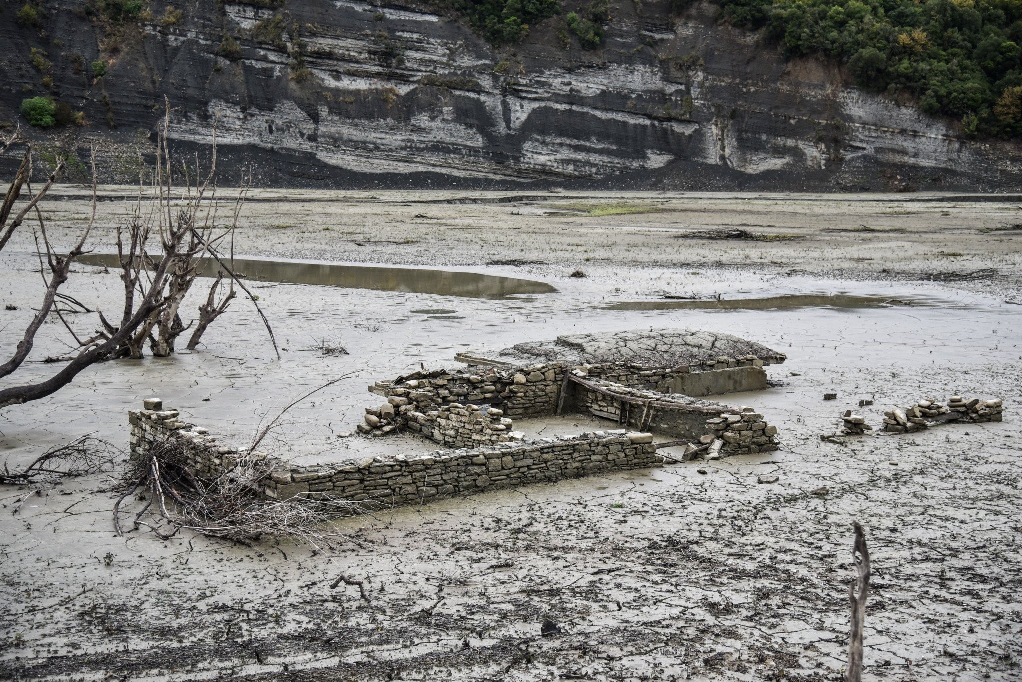 Άρτα: Απόκοσμες εικόνες στην λίμνη Πουρναρίου - Στο φως ένας ακόμα βυθισμένος οικισμός
