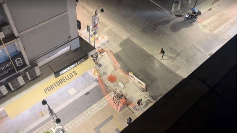 Λάρισα: Άγριο επεισόδιο στην κεντρική πλατεία - Τον κυνήγησε και του πέταξε τσιμεντόλιθο [βίντεο]