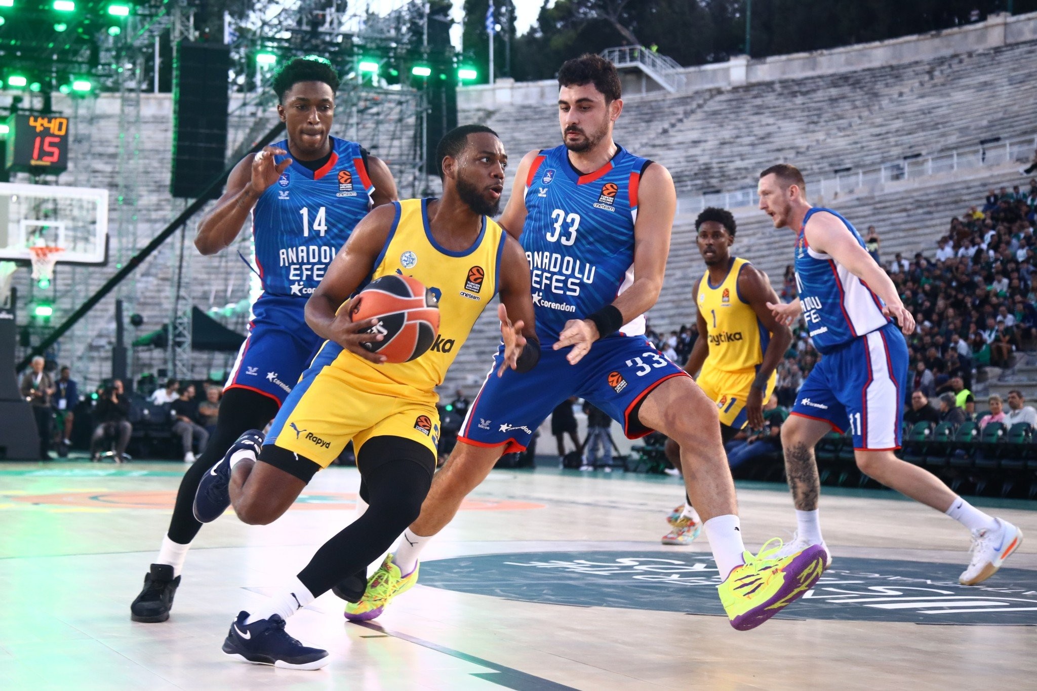 Ο Τζόρταν ΄Λόιντ βρίσκεται στην πόρτα της εξόδου από την Μακάμπι, λόγω της εμπόλεμης κατάστασης