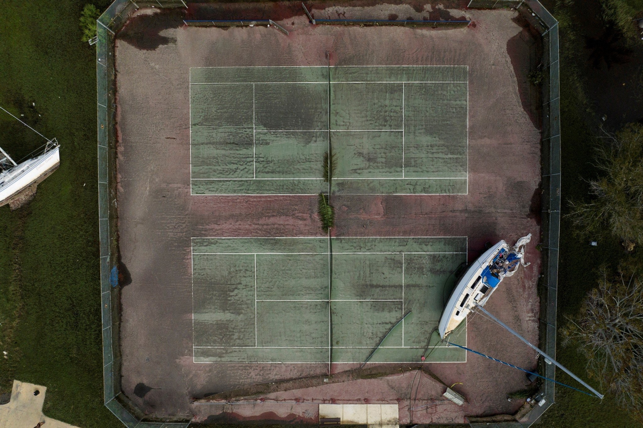 Τυφώνας Μίλτον: 15 οι νεκροί, εικόνες χάους - Δραματική διάσωση άνδρα, σώθηκε πάνω σε... ψυγείο