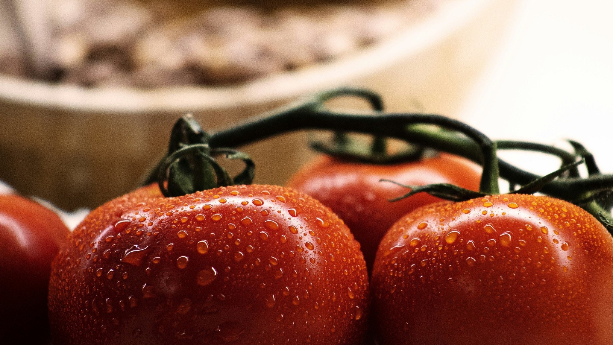 Δώσε διάρκεια ζωής στις ντομάτες με 2 πανέξυπνους τρόπους - Έτσι διατηρούνται φρέσκες και ζουμερές έως 10 μέρες