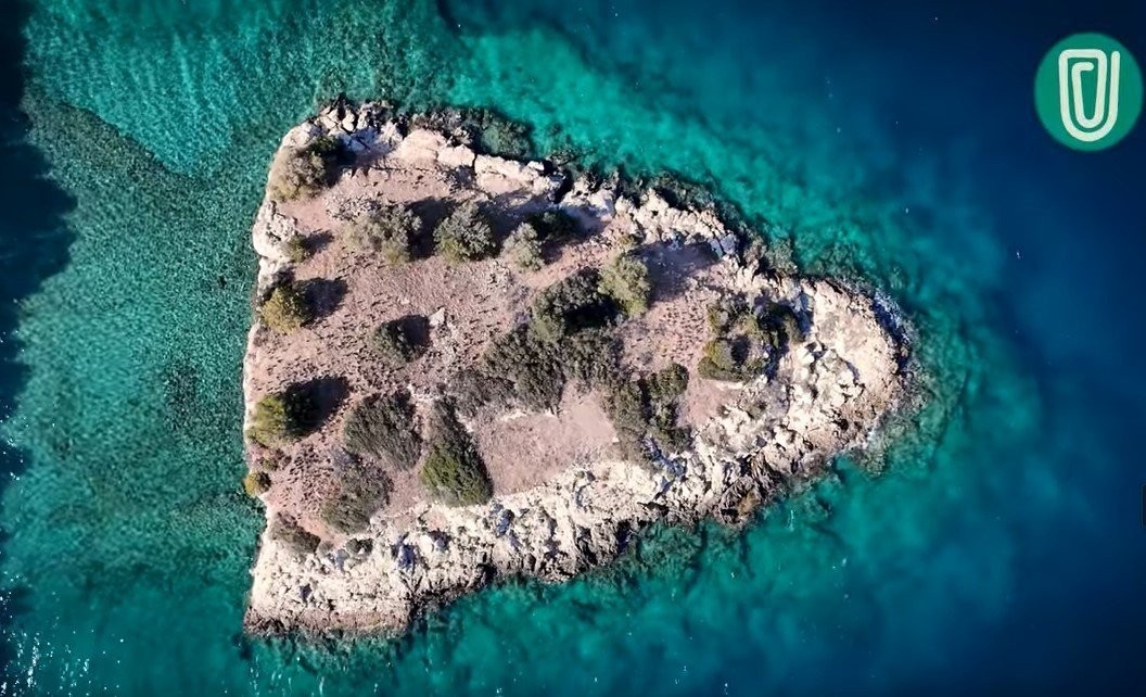 Σιδερώνα: Αυτό είναι το άγνωστο νησί των βρυκολάκων στον Σαρωνικό Κόλπο