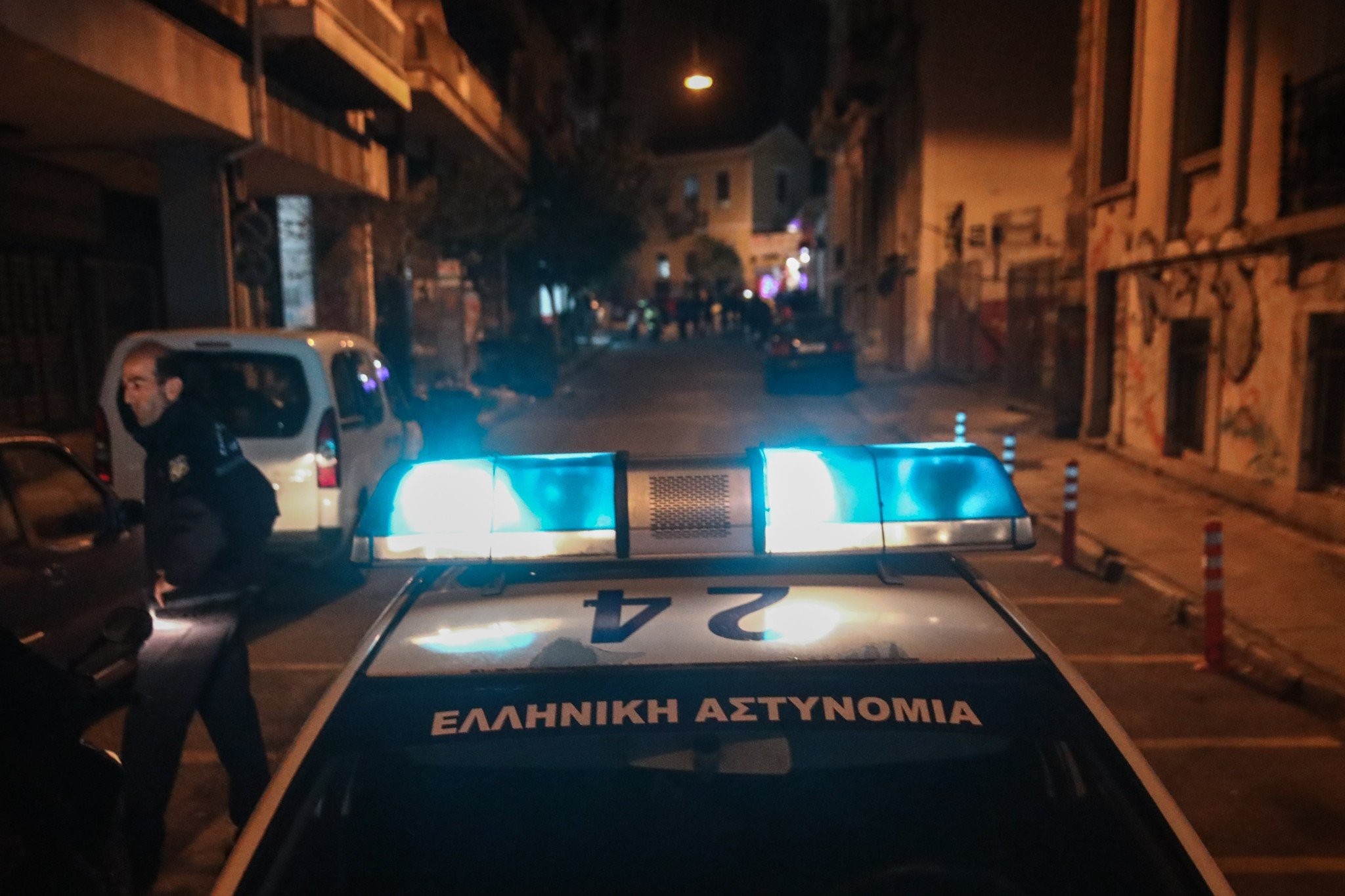 Πετρούπολη: Αναστάτωση από έκρηξη αυτοσχέδιου μηχανισμού σε είσοδο πολυκατοικίας