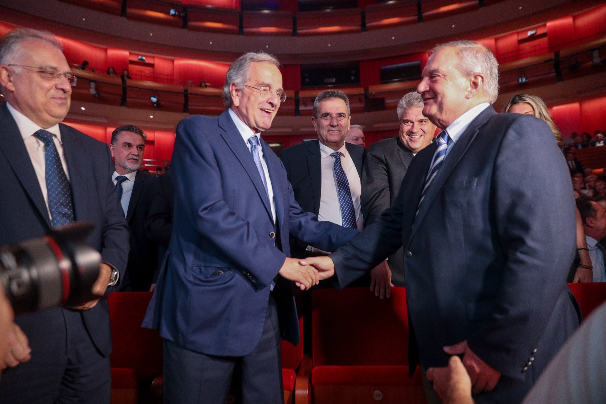 Πολιτικές ζυμώσεις στο Μαξίμου: Η περιοδεία Σαμάρα σε Κύπρο και «φωνές» βουλευτών για την ακρίβεια