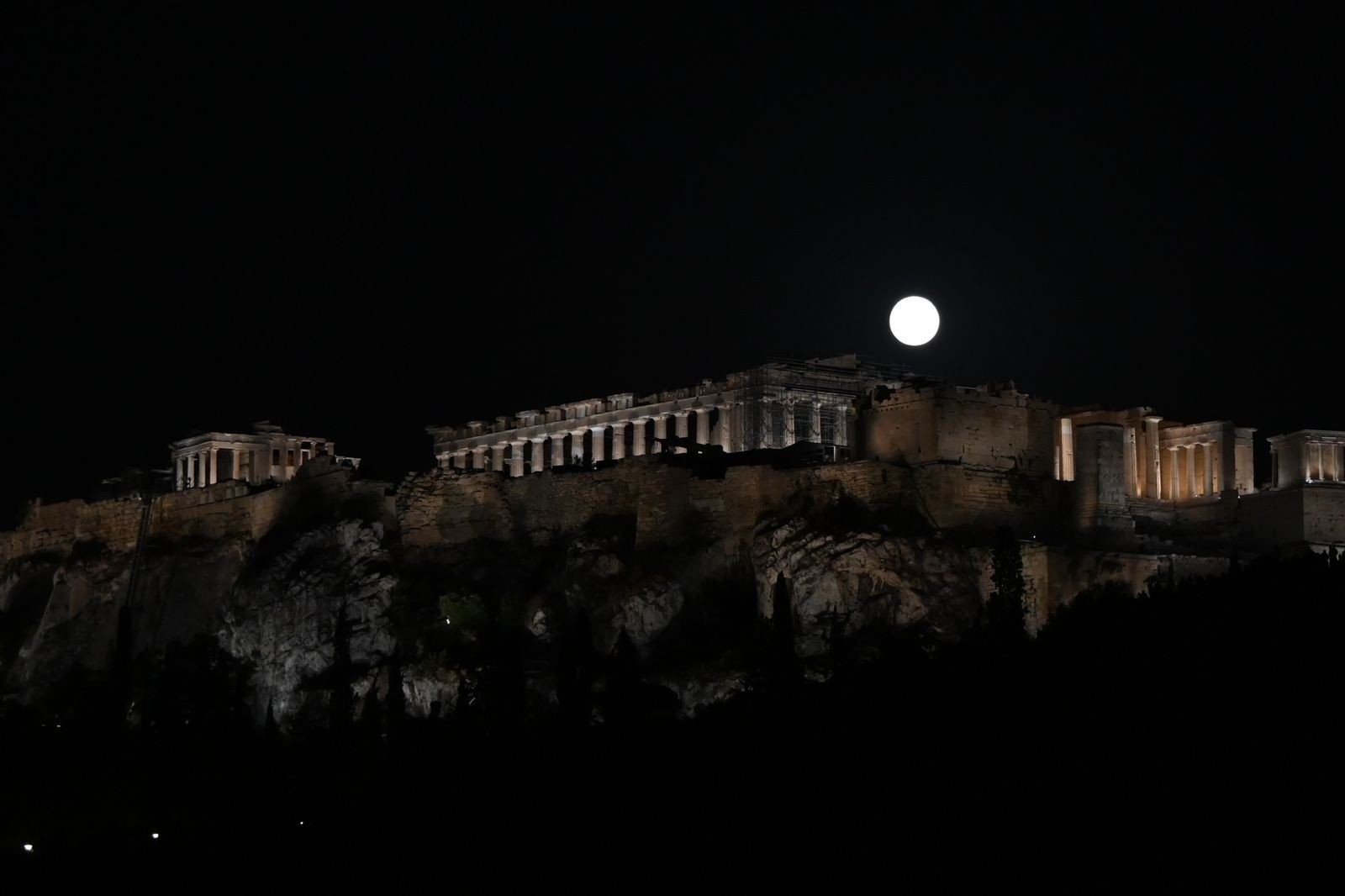 Με το βλέμμα στραμμένο ψηλά: Πλησιάζει η πανσέληνος Οκτωβρίου - Πότε θα φωτίσει τον νυχτερινό ουρανό