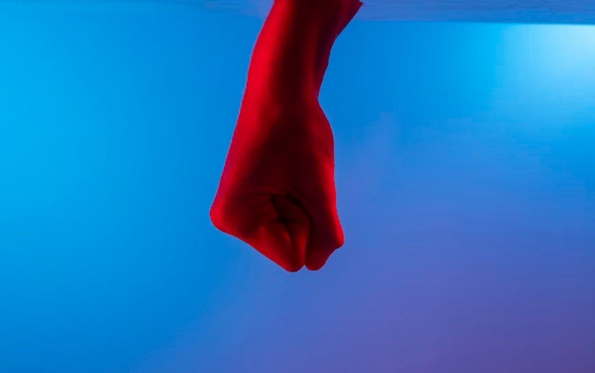 Πλάκωσε στο ξύλο υπάλληλο του Δήμου Σαλαμίνας - Συνελήφθη από τους αστυνομικούς