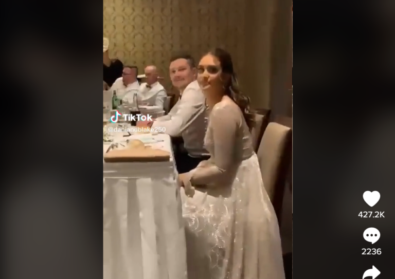 Αυστραλία: Γαμπρός έβλεπε αγώνα κατά τη διάρκεια του γάμου του και έγινε viral στο TikTok