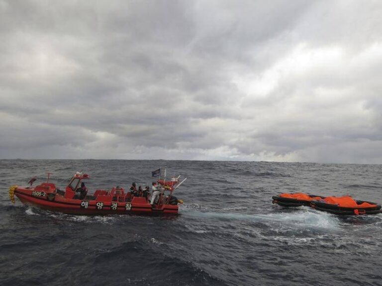 Ναυάγιο φορτηγού πλοίου στην Ιαπωνία: Αγνοούνται 8 ναυτικοί, 14 διασώθηκαν
