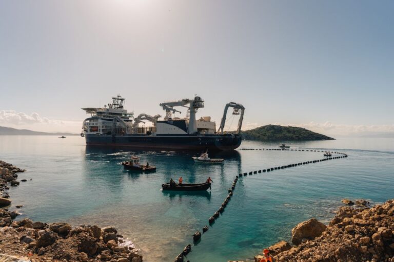 ΑΔΜΗΕ: Ολοκληρώθηκε το υποβρύχιο τμήμα της ηλεκτρικής διασύνδεσης Κρήτης-Αττικής