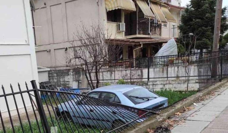 Λάρισα: Aυτοκίνητο προσγειώθηκε σε αυλή σπιτιού