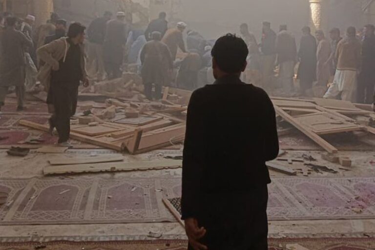 Πακιστάν: Έκρηξη σε τζαμί – Τουλάχιστον 90 τραυματίες [vid]