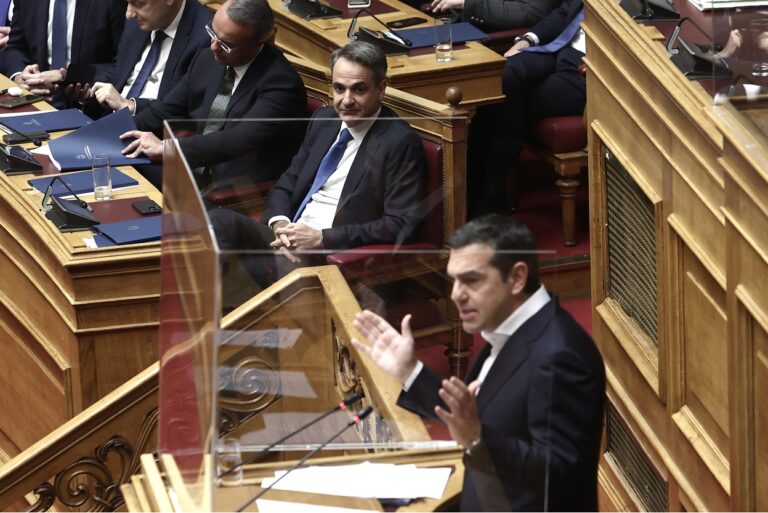 Σκάνδαλο υποκλοπών: Ανεβαίνουν οι τόνοι στη Βουλή την Τετάρτη – Παραίτηση Μητσοτάκη ζήτησε ο Τσίπρας, «κάντε πρόταση μομφής» απαντά η κυβέρνηση