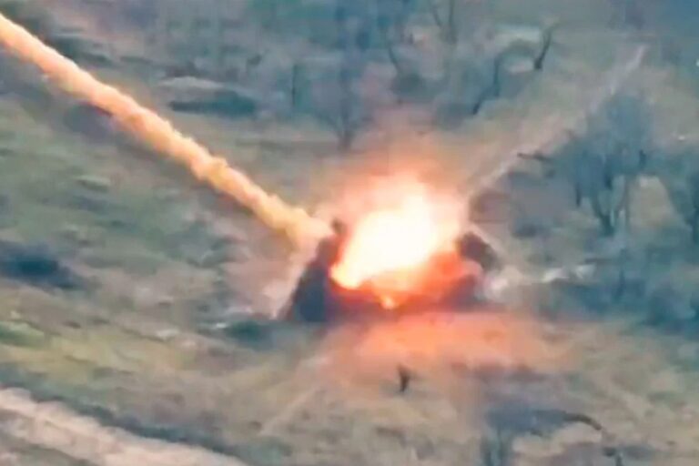 Η στιγμή που ουκρανικός πύραυλος χτυπά Ρώσους στρατιώτες – Βίντεο ντοκουμέντο