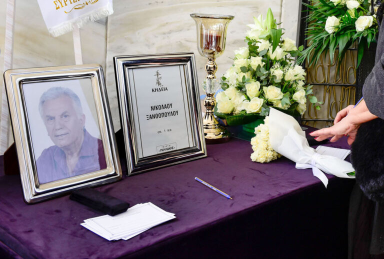Νίκος Ξανθόπουλος: Συγκίνηση στην πολιτική κηδεία του στο Α΄ Νεκροταφείο – Συντετριμμένη η σύζυγός του [pics]